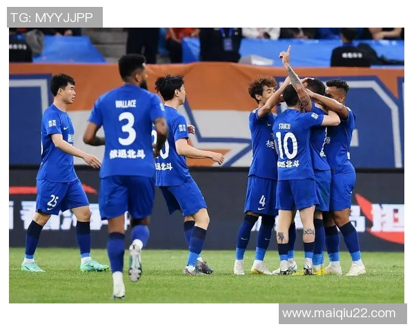 武汉足球队团队协作引发热议球迷对战术配合与球员默契提出质疑